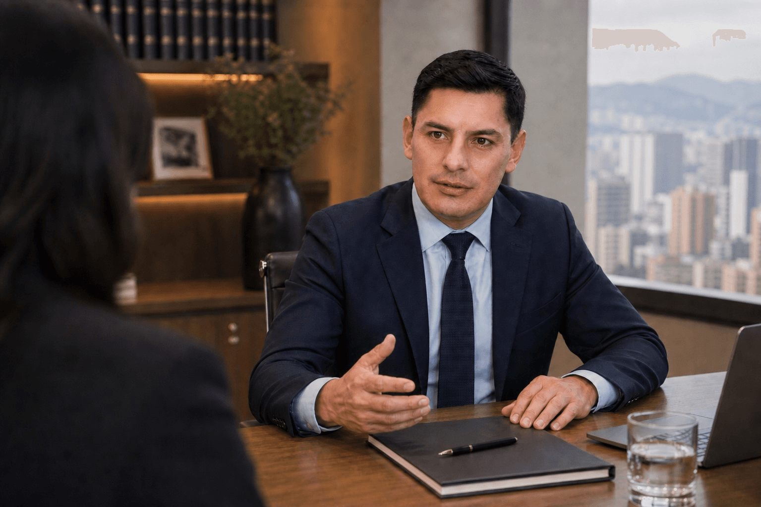 Javier Baquero en consulta con una persona cliente no identificable